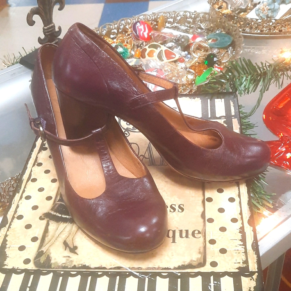 VINTAGE FRYE MARYJANES